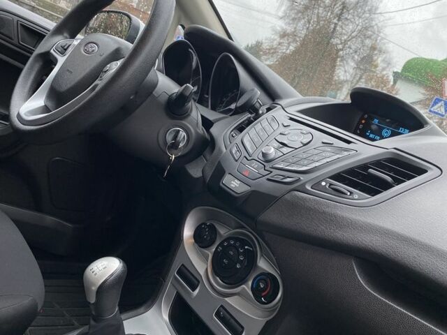 Білий Форд Фієста, об'ємом двигуна 1 л та пробігом 90 тис. км за 7300 $, фото 7 на Automoto.ua