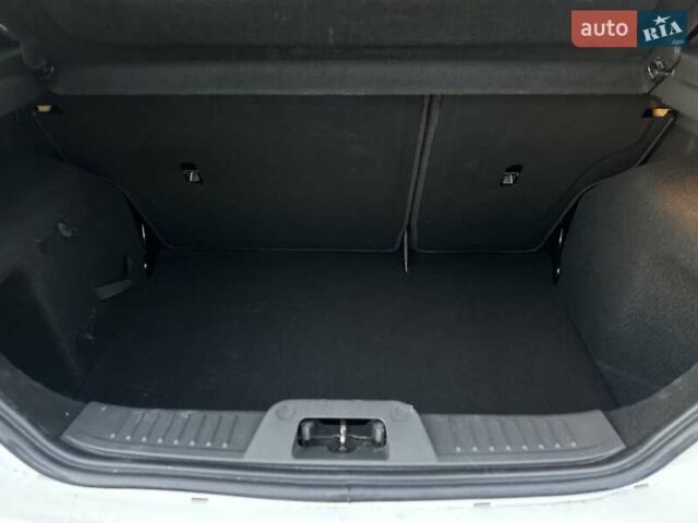 Білий Форд Фієста, об'ємом двигуна 1 л та пробігом 54 тис. км за 9900 $, фото 22 на Automoto.ua