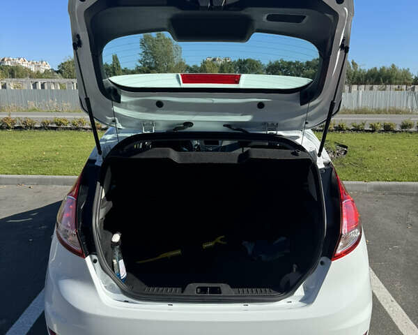 Белый Форд Фиеста, объемом двигателя 1 л и пробегом 132 тыс. км за 8500 $, фото 10 на Automoto.ua