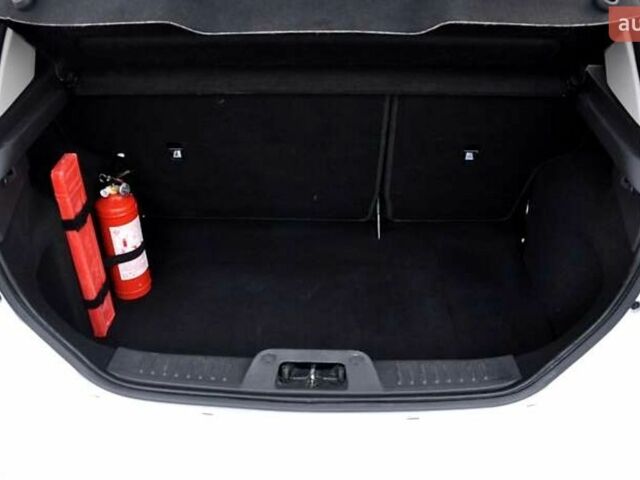 Белый Форд Фиеста, объемом двигателя 1.25 л и пробегом 148 тыс. км за 7599 $, фото 11 на Automoto.ua