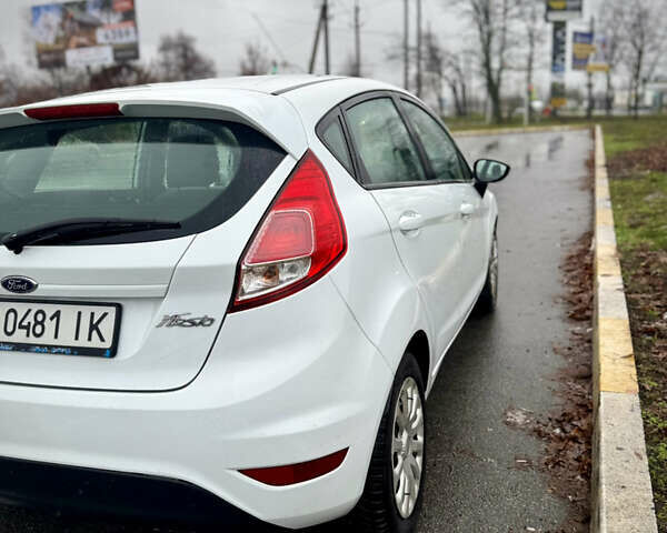 Белый Форд Фиеста, объемом двигателя 1 л и пробегом 132 тыс. км за 7500 $, фото 12 на Automoto.ua