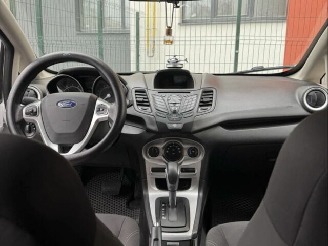 Білий Форд Фієста, об'ємом двигуна 1.6 л та пробігом 134 тис. км за 8900 $, фото 3 на Automoto.ua