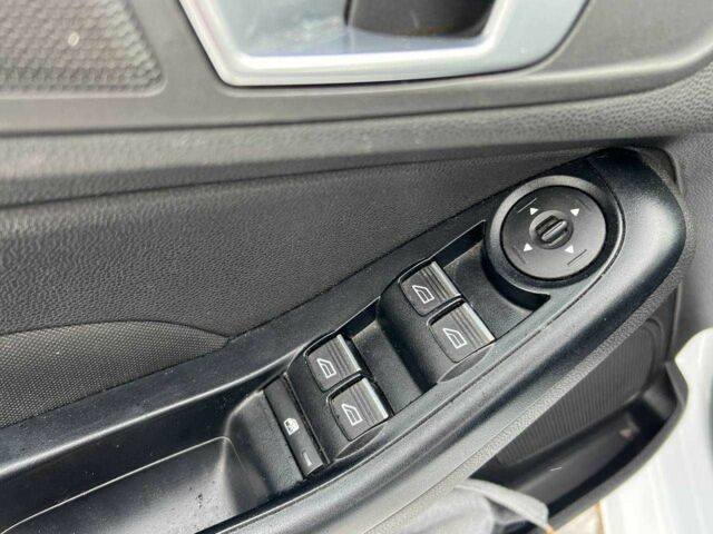 Білий Форд Фієста, об'ємом двигуна 1 л та пробігом 122 тис. км за 7990 $, фото 11 на Automoto.ua