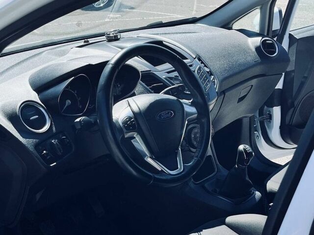 Білий Форд Фієста, об'ємом двигуна 1.25 л та пробігом 48 тис. км за 8382 $, фото 5 на Automoto.ua