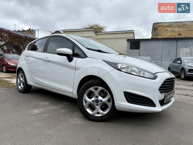 Білий Форд Фієста, об'ємом двигуна 1.6 л та пробігом 138 тис. км за 7500 $, фото 4 на Automoto.ua