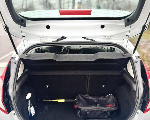 Белый Форд Фиеста, объемом двигателя 1 л и пробегом 132 тыс. км за 7800 $, фото 11 на Automoto.ua