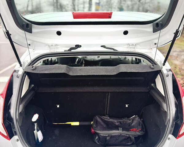 Белый Форд Фиеста, объемом двигателя 1 л и пробегом 132 тыс. км за 7500 $, фото 15 на Automoto.ua