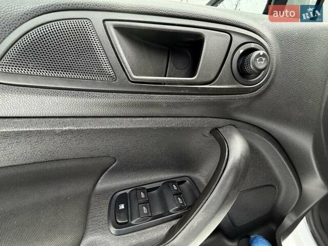 Білий Форд Фієста, об'ємом двигуна 1.6 л та пробігом 106 тис. км за 6950 $, фото 30 на Automoto.ua