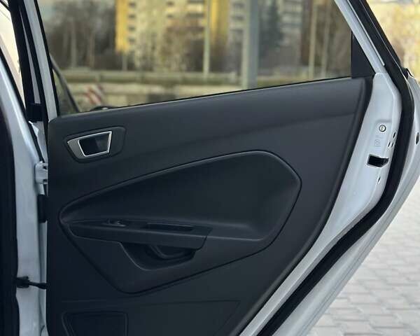 Білий Форд Фієста, об'ємом двигуна 1 л та пробігом 54 тис. км за 9900 $, фото 35 на Automoto.ua