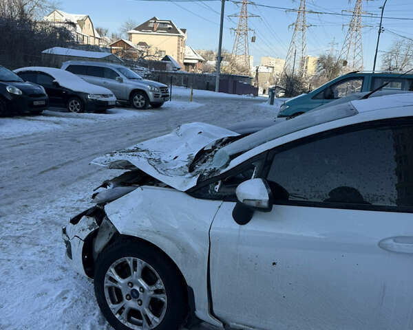 Білий Форд Фієста, об'ємом двигуна 1 л та пробігом 96 тис. км за 3900 $, фото 4 на Automoto.ua