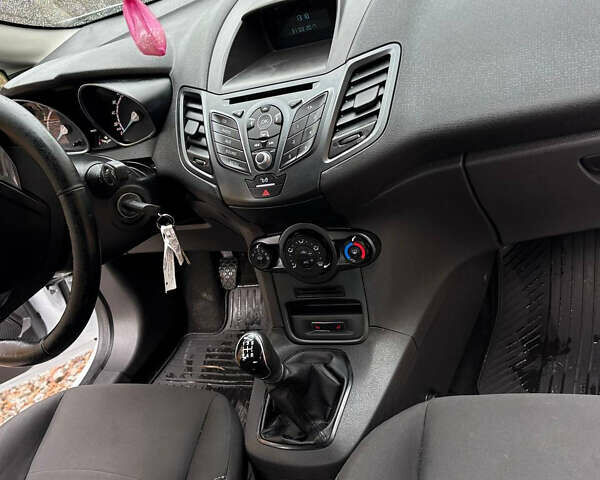 Белый Форд Фиеста, объемом двигателя 1.39 л и пробегом 149 тыс. км за 6200 $, фото 15 на Automoto.ua