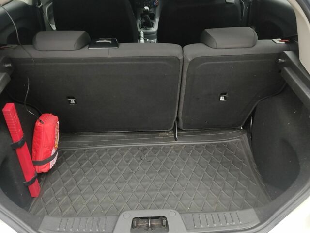 Белый Форд Фиеста, объемом двигателя 0 л и пробегом 190 тыс. км за 7833 $, фото 2 на Automoto.ua