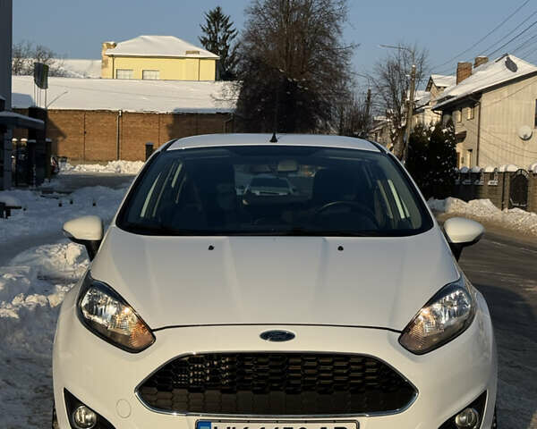 Білий Форд Фієста, об'ємом двигуна 1 л та пробігом 65 тис. км за 10200 $, фото 5 на Automoto.ua