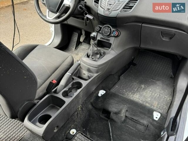 Білий Форд Фієста, об'ємом двигуна 1.24 л та пробігом 148 тис. км за 1200 $, фото 7 на Automoto.ua