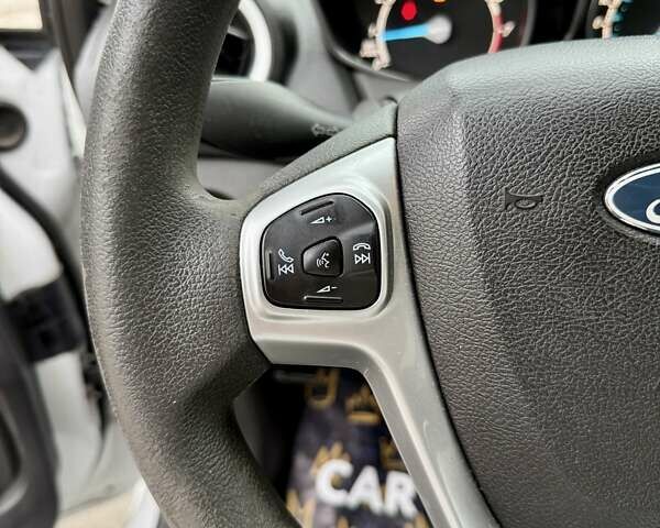 Білий Форд Фієста, об'ємом двигуна 1.6 л та пробігом 138 тис. км за 7500 $, фото 23 на Automoto.ua