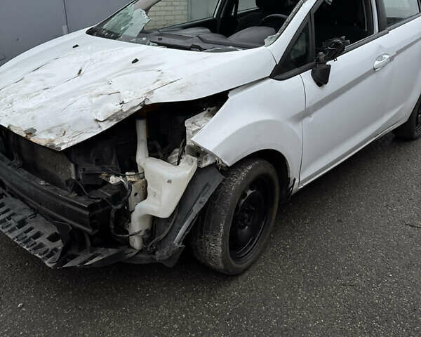 Белый Форд Фиеста, объемом двигателя 1.24 л и пробегом 75 тыс. км за 2650 $, фото 5 на Automoto.ua