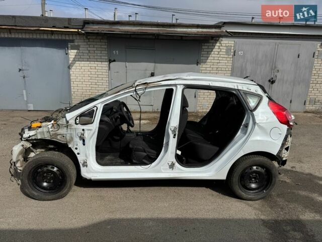 Білий Форд Фієста, об'ємом двигуна 1.24 л та пробігом 148 тис. км за 1200 $, фото 4 на Automoto.ua