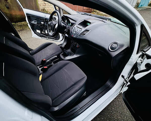 Белый Форд Фиеста, объемом двигателя 1.24 л и пробегом 75 тыс. км за 2650 $, фото 8 на Automoto.ua