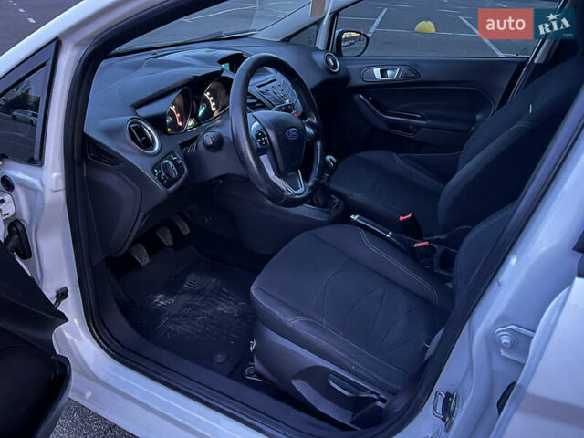 Белый Форд Фиеста, объемом двигателя 1.2 л и пробегом 200 тыс. км за 6300 $, фото 7 на Automoto.ua