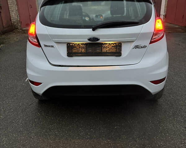 Белый Форд Фиеста, объемом двигателя 1.24 л и пробегом 75 тыс. км за 2650 $, фото 2 на Automoto.ua