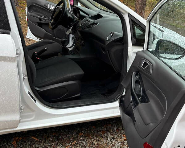 Белый Форд Фиеста, объемом двигателя 1.39 л и пробегом 149 тыс. км за 6200 $, фото 13 на Automoto.ua