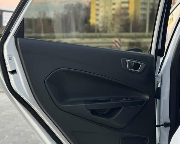 Білий Форд Фієста, об'ємом двигуна 1 л та пробігом 54 тис. км за 9900 $, фото 33 на Automoto.ua