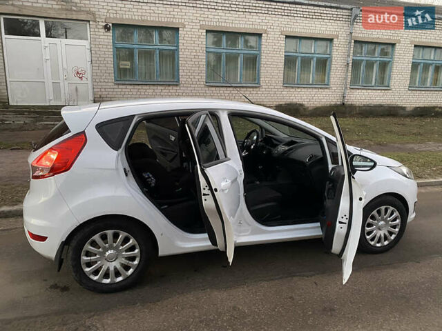 Білий Форд Фієста, об'ємом двигуна 1.24 л та пробігом 96 тис. км за 7500 $, фото 39 на Automoto.ua