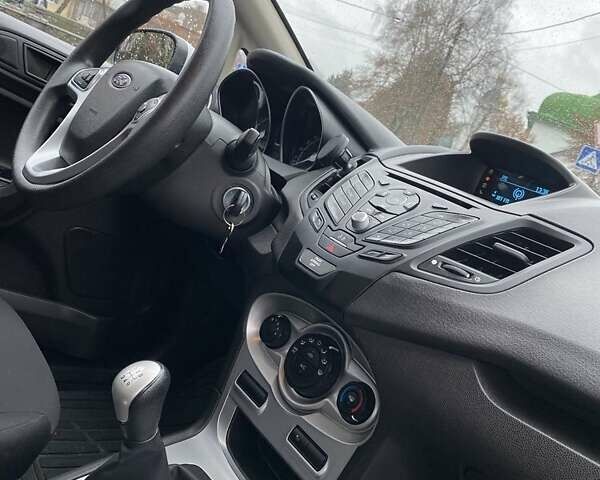 Белый Форд Фиеста, объемом двигателя 1 л и пробегом 90 тыс. км за 7300 $, фото 6 на Automoto.ua