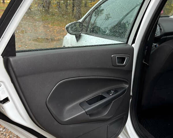 Белый Форд Фиеста, объемом двигателя 1.39 л и пробегом 149 тыс. км за 6200 $, фото 10 на Automoto.ua