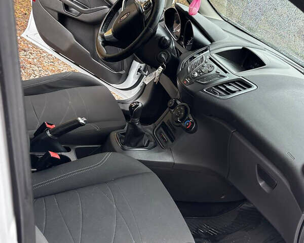 Белый Форд Фиеста, объемом двигателя 1.39 л и пробегом 149 тыс. км за 6200 $, фото 16 на Automoto.ua