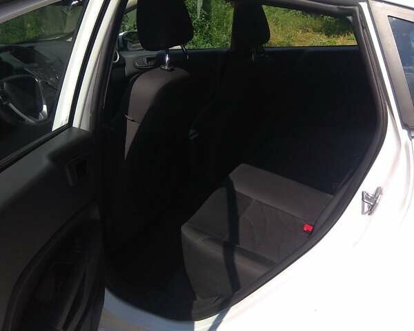 Білий Форд Фієста, об'ємом двигуна 1.6 л та пробігом 112 тис. км за 7500 $, фото 5 на Automoto.ua