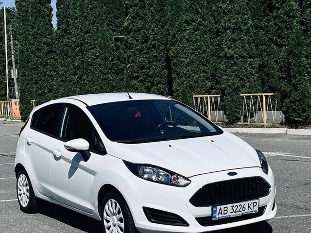 Білий Форд Фієста, об'ємом двигуна 1.25 л та пробігом 48 тис. км за 8382 $, фото 2 на Automoto.ua