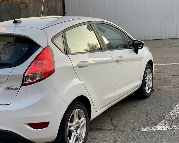 Белый Форд Фиеста, объемом двигателя 1.6 л и пробегом 59 тыс. км за 8100 $, фото 3 на Automoto.ua