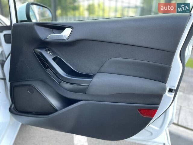 Білий Форд Фієста, об'ємом двигуна 1.08 л та пробігом 134 тис. км за 9999 $, фото 17 на Automoto.ua