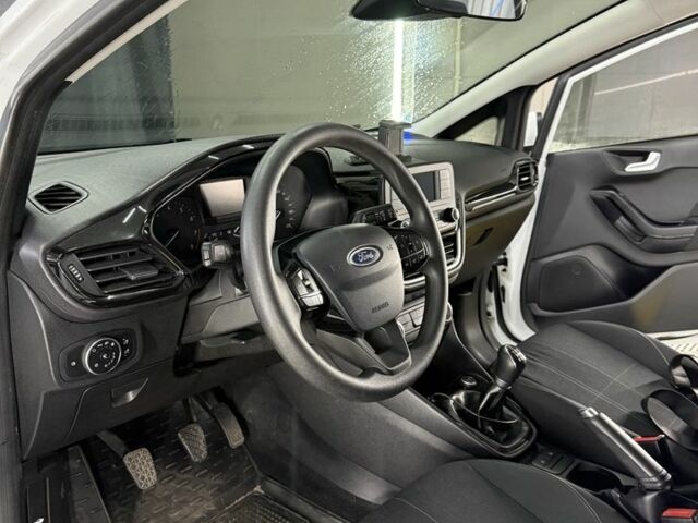 Белый Форд Фиеста, объемом двигателя 1.1 л и пробегом 116 тыс. км за 9000 $, фото 2 на Automoto.ua