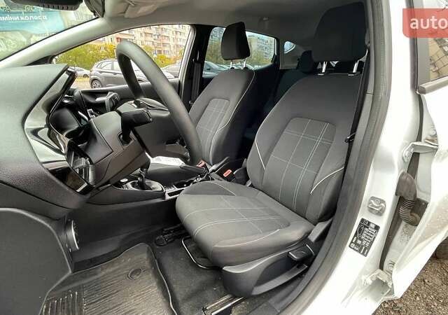 Белый Форд Фиеста, объемом двигателя 1.08 л и пробегом 101 тыс. км за 8990 $, фото 6 на Automoto.ua