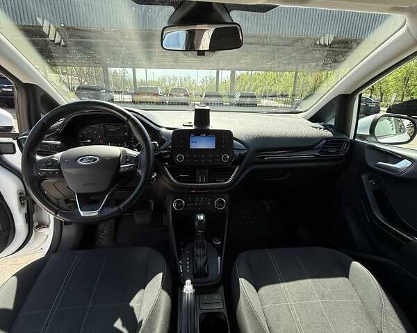 Белый Форд Фиеста, объемом двигателя 1 л и пробегом 93 тыс. км за 9800 $, фото 6 на Automoto.ua