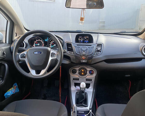 Белый Форд Фиеста, объемом двигателя 1.6 л и пробегом 59 тыс. км за 8100 $, фото 6 на Automoto.ua