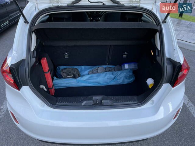 Білий Форд Фієста, об'ємом двигуна 1.08 л та пробігом 134 тис. км за 9999 $, фото 25 на Automoto.ua