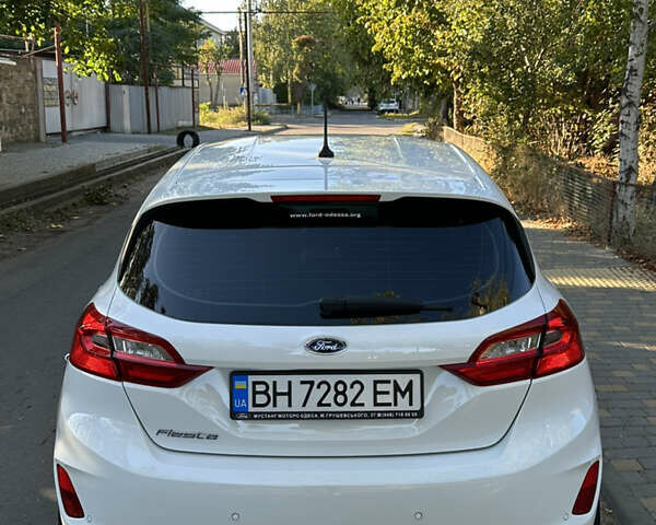 Білий Форд Фієста, об'ємом двигуна 1 л та пробігом 58 тис. км за 12900 $, фото 7 на Automoto.ua
