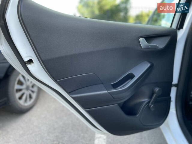Білий Форд Фієста, об'ємом двигуна 1.08 л та пробігом 134 тис. км за 9999 $, фото 15 на Automoto.ua