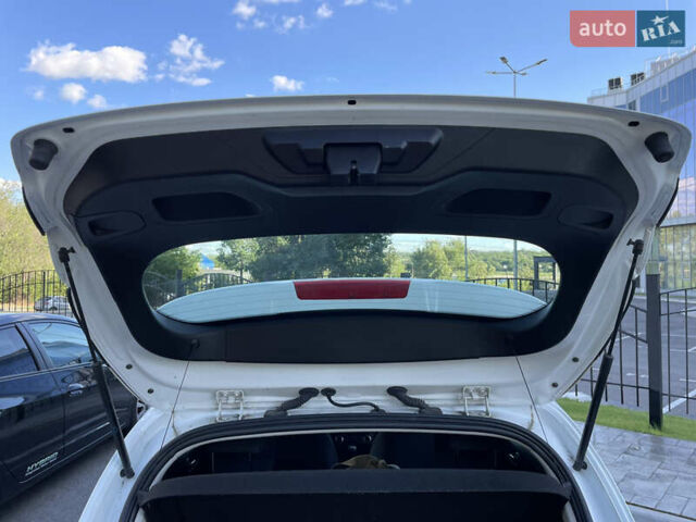 Білий Форд Фієста, об'ємом двигуна 1.08 л та пробігом 134 тис. км за 9999 $, фото 26 на Automoto.ua