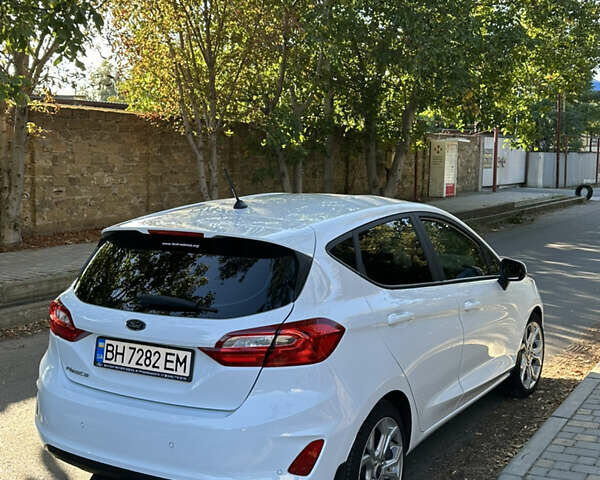 Білий Форд Фієста, об'ємом двигуна 1 л та пробігом 58 тис. км за 12900 $, фото 4 на Automoto.ua