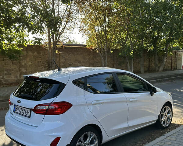 Білий Форд Фієста, об'ємом двигуна 1 л та пробігом 58 тис. км за 12900 $, фото 3 на Automoto.ua