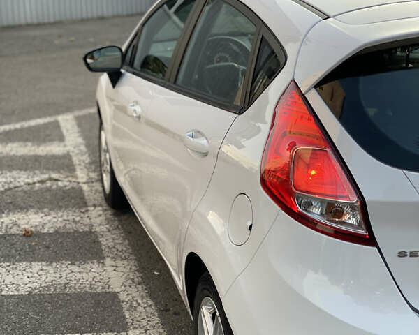 Белый Форд Фиеста, объемом двигателя 1.6 л и пробегом 59 тыс. км за 8100 $, фото 5 на Automoto.ua