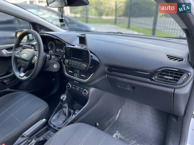 Білий Форд Фієста, об'ємом двигуна 1.08 л та пробігом 134 тис. км за 9999 $, фото 18 на Automoto.ua