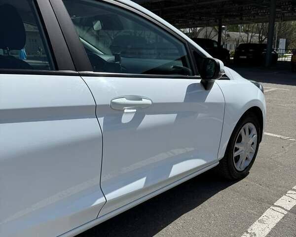 Белый Форд Фиеста, объемом двигателя 1 л и пробегом 93 тыс. км за 9800 $, фото 2 на Automoto.ua