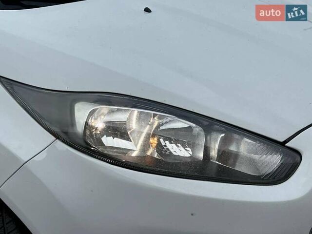 Белый Форд Фиеста, объемом двигателя 1.6 л и пробегом 130 тыс. км за 8190 $, фото 12 на Automoto.ua