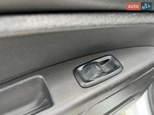 Белый Форд Фиеста, объемом двигателя 1.6 л и пробегом 130 тыс. км за 8190 $, фото 31 на Automoto.ua