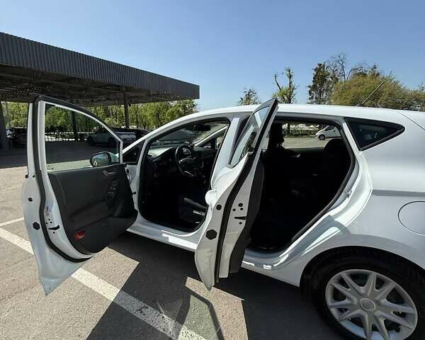 Белый Форд Фиеста, объемом двигателя 1 л и пробегом 93 тыс. км за 9800 $, фото 3 на Automoto.ua